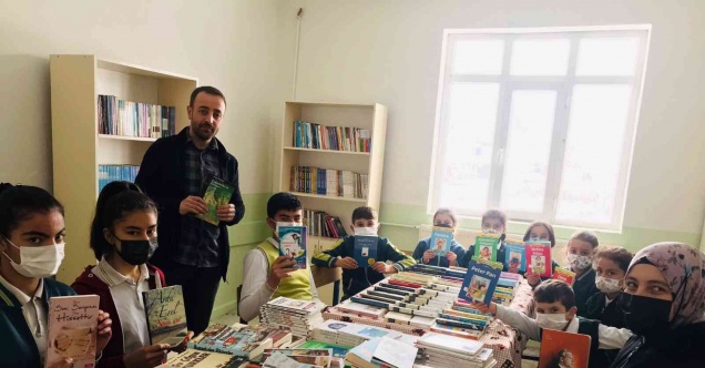 Fedakar öğretmen görev yaptığı köy okuluna kütüphane kazandırdı