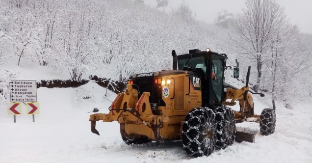 Kar sebebiyle kapanan 63 mahalledeki okul yolları açıldı