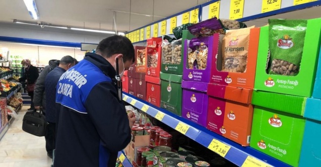 Zabıtalar marketlerdeki etiketleri denetliyor
