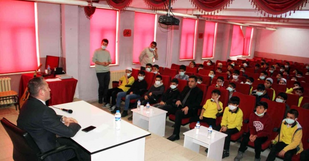 Milli Eğitim Müdürü, başarılı öğrencilere tablet hediye etti