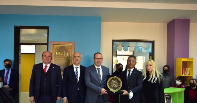 Hayırsever iş adamı mezun olduğu liseye kütüphane kazandırdı