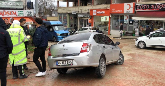 Otomobil açık bırakılan rögara düştü