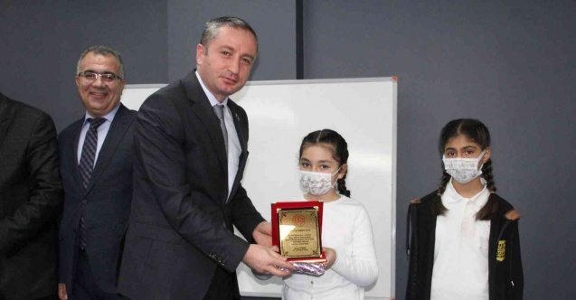 Milli Eğitim Müdürü, en çok kitap okuyan öğrencilerin ödüllerini verdi