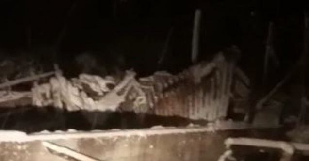 Burdur’da karın ağırlığına dayanamayan ahırın çatısı çöktü