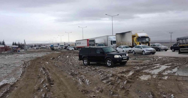 Kulu’da kar yağışı ve buzlanma ulaşımı aksatıyor