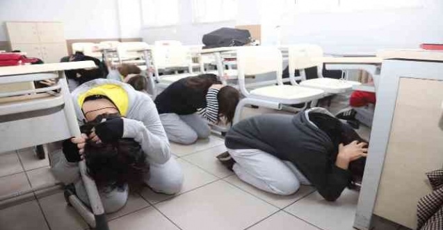 Kartal’daki okullarda gerçeğini aratmayan deprem tatbikatı yapıldı