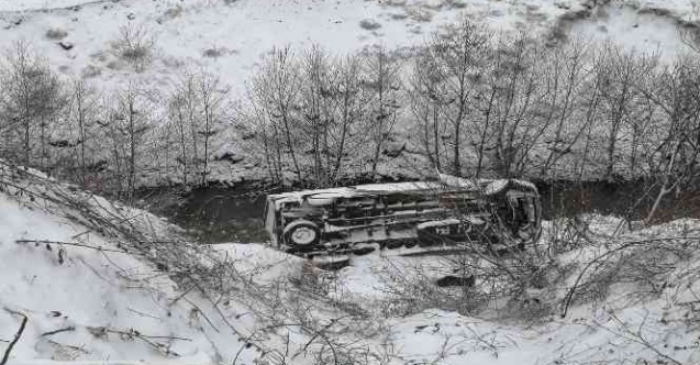 Minibüs uçuruma devrildi: 4 yaralı