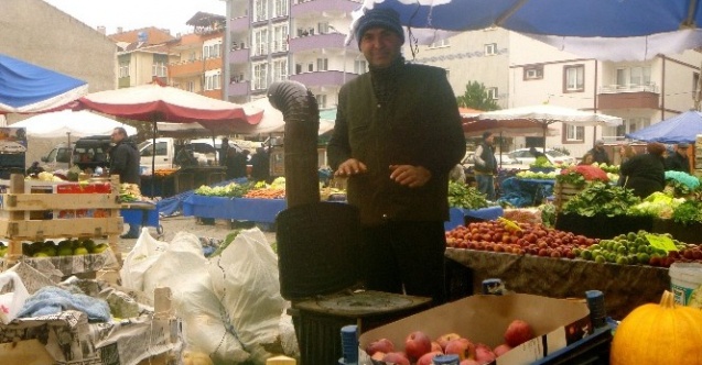 Pazarcılar, yaktıkları ateşle ısınmaya çalıştı