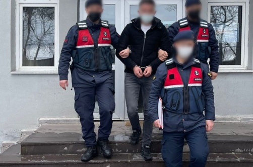 Köydeki ev ve iş yerlerine dadanan şahıs jandarmadan kaçamadı