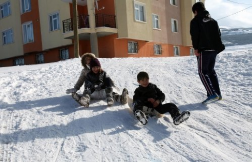 Çelikhan’da taşıma merkezli okullar tatil edildi