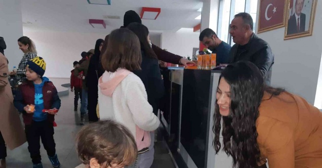 Yenişehir’de ücretsiz tiyatro şenliği başladı