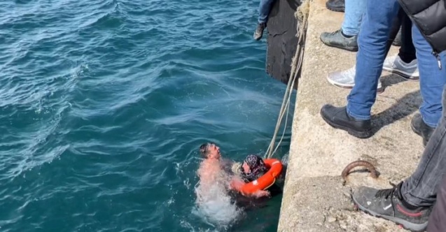 İskelede yürüyen kadın dengesini kaybedip denize düştü