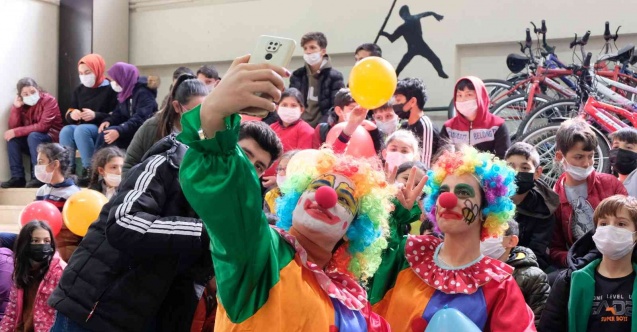 Üniversiteliler köy okulunda öğrencilerle buluştu