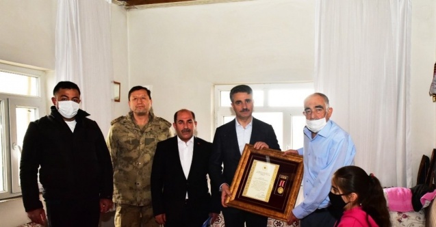 Şehit babasına evinde Devlet Övünç Madalyası ve Beratı