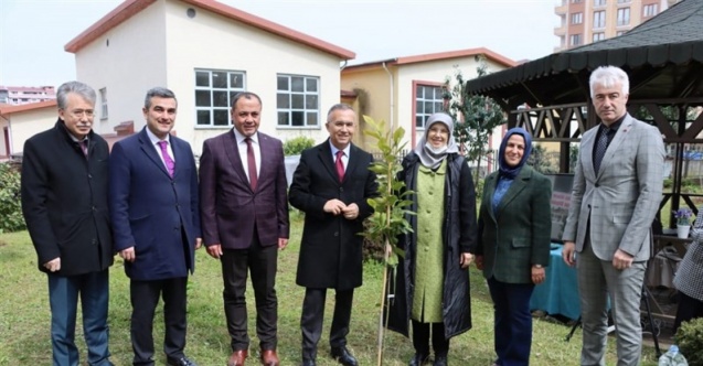 Rize’de okul bahçelerine meyve fidanları dikildi
