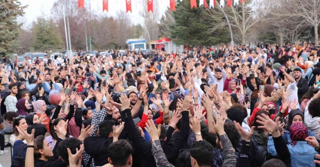 ‘Bahar Geliyor’ konserlerinde üniversite öğrencileri doyasıya eğlendi