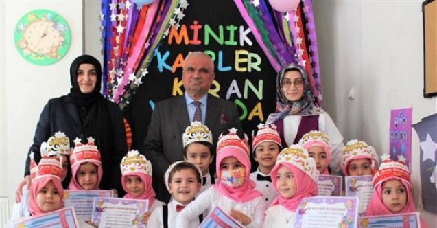 Minik öğrenciler Kur’an-ı Kerim’e geçmenin mutluluğunu yaşadı