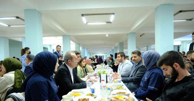 Vali ve rektör orucunu öğrencilerle birlikte açtı