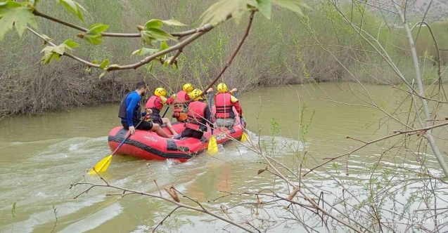 Zap Suyu’nda rafting yaparak yarışmalara hazırlanıyorlar