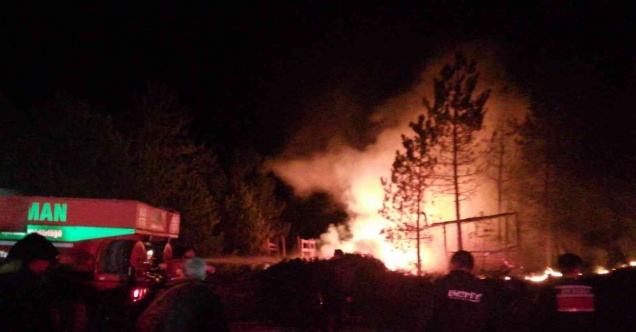 Orman işçilerinin kaldığı sayvan alevlere teslim oldu