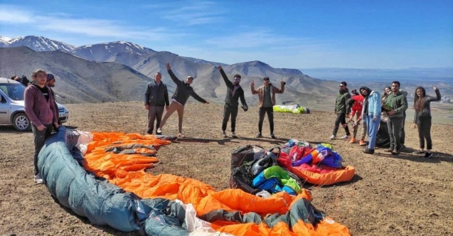 Üniversite öğrencilerinin yamaç paraşütü heyecanı