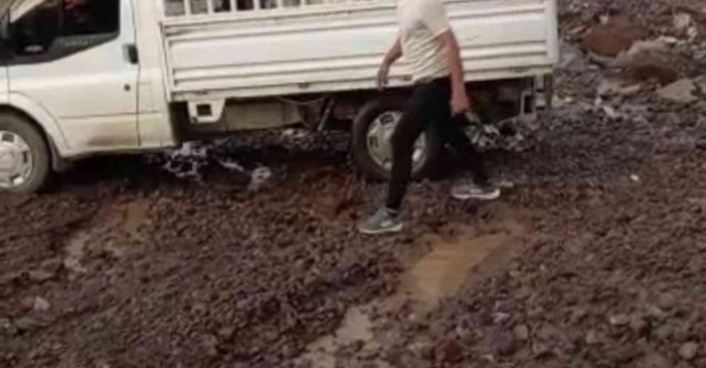 Iğdır’da sağanak sele neden oldu, köy yolu ulaşıma kapandı