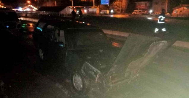 Düğünden dönen vatandaşların bulunduğu araç alevlere teslim oldu