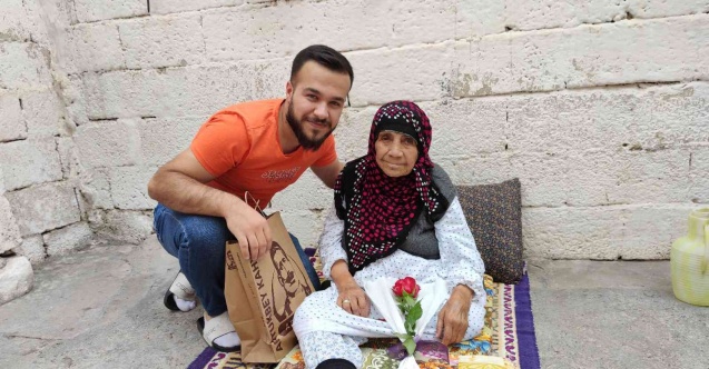 Mardinli öğretmenden köydeki annelere çiçek ve hediye