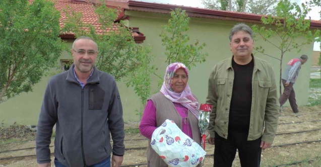 Tarlada çalışan annelerin Anneler Günü kutlandı