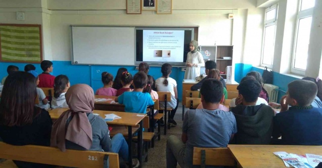 Sağlıkçılar köylerde kene eğitimi verdi