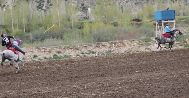 Atları dörtnala koşturarak cirit müsabakasını izleyenlere keyifli anlar yaşattılar
