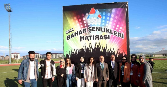 Ağrı Valisi Dr. Varol ile AİÇÜ Rektörü Prof. Dr. Karabulut öğrencilerle bir araya geldi