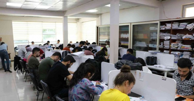 Öğrenciler sınavlara gençlik merkezinde hazırlanıyor