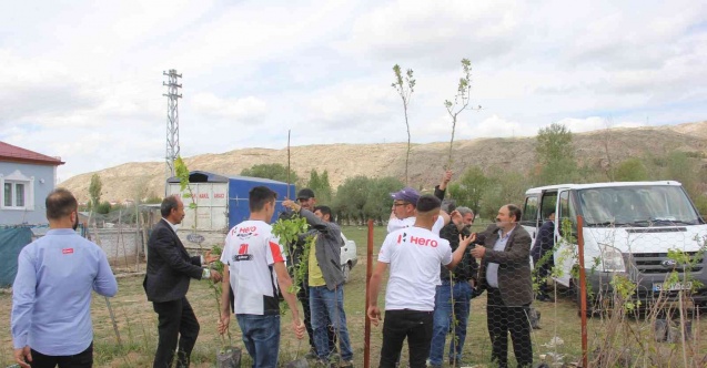 Ölen babası için ilginç bir hayır yaptı