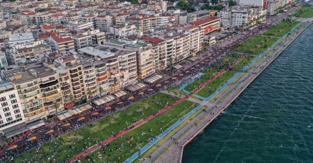 Binlerce İzmirli genç, 350 metrelik Atatürk posterini taşıdı