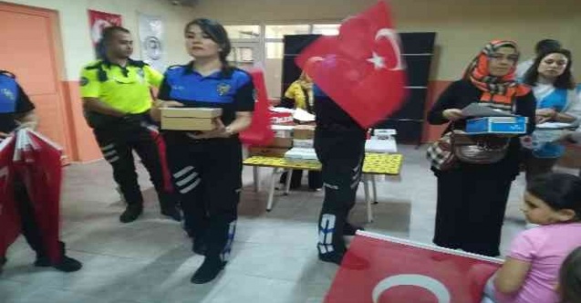 Polisten öğrencilere eğitim ve ayakkabı yardımı