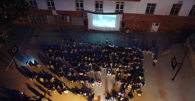 Okulda açık hava sinema keyfi