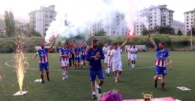 17 sene formasını terlettiği takıma jübile maçı ile veda etti