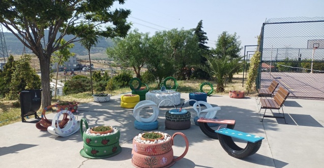 Öğrenciler atık lastiklerden okul bahçesini renklendirdi
