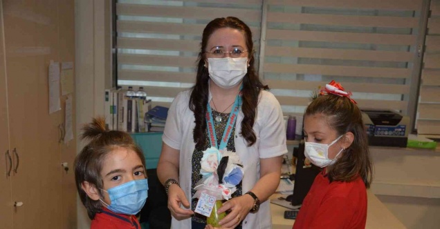 İlkokul öğrencilerinden sağlık çalışanlarına ‘maskeden çiçek’