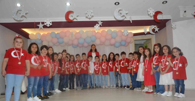 Minik öğrenciler ailelerine yeteneklerini gösterdi