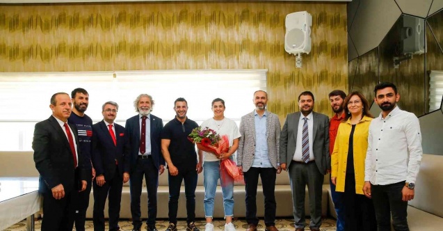 Şampiyon boksör Sürmeneli’ye plaket