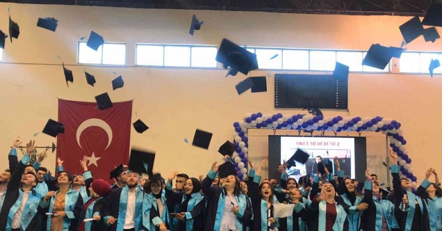 Bolvadin’de üniversite öğrencilerinin mezuniyet heyecanı