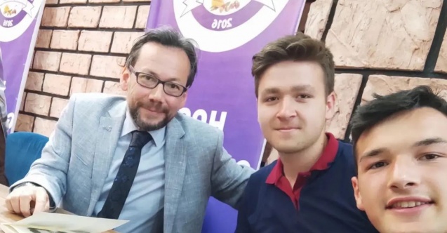 28 yıl önce mezun olduğu okulda yazdığı kitaplarını imzaladı