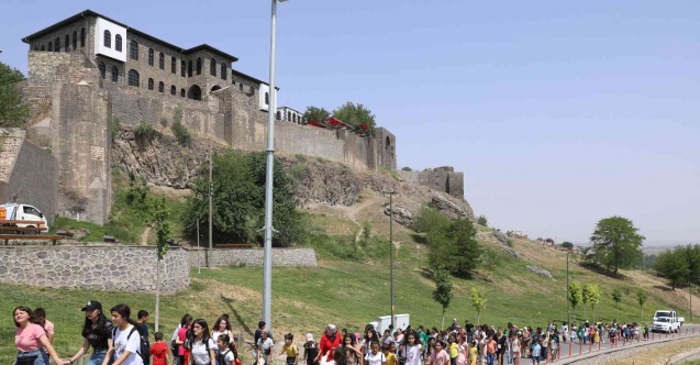 Öğrenciler “En Temiz Diyarbakır” için sur diplerini temizledi