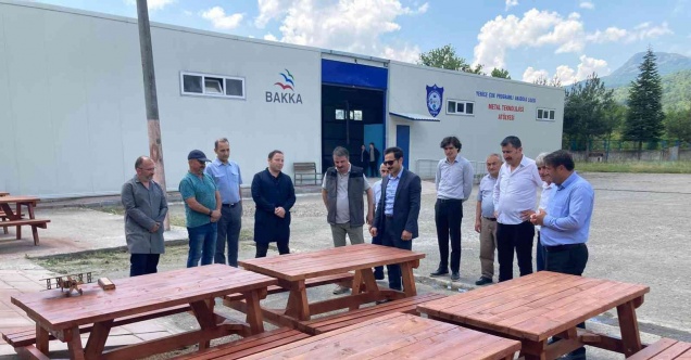 Liseli öğrencilerin ürettiği oturma bankları köy muhtarlarına teslim edildi