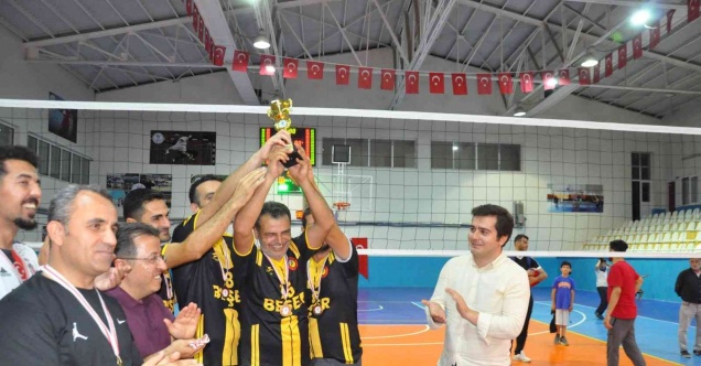 Öğretmenler arası voleybol turnuvasında kupa sahibini buldu