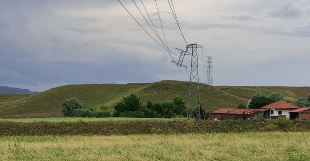 Elektrik direği rüzgara dayanamadı