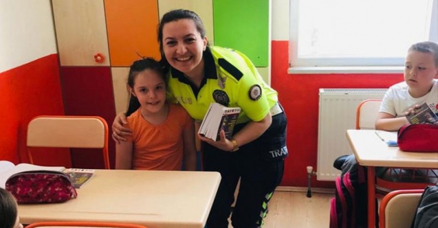 Servis denetiminde kemer takan örnek öğrencileri polisler ödüllendirdi