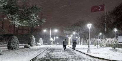 İstanbul'a Lapa Lapa Kar Yağıyor, Okullar Tatil Edildi Mi?